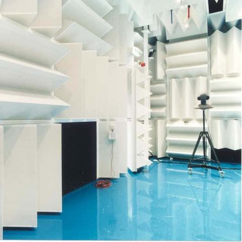 Weiße Wandverkleidung und blauer Boden in einem Akustik-Prüfstand