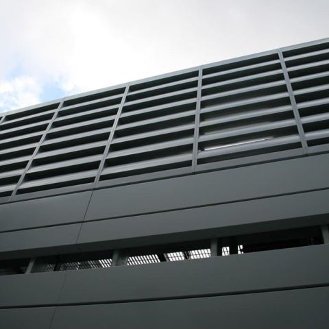 Silber-graue Schallschutzfassade