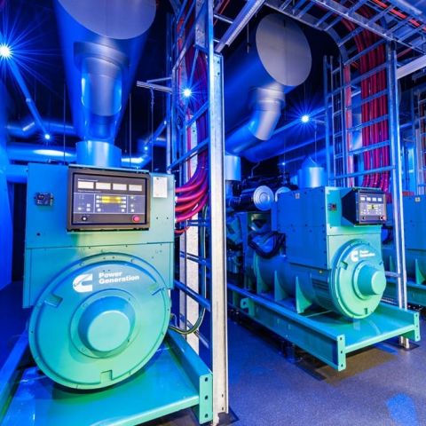 Innenansicht Industrieraum in blauem Licht mit mehreren Abgasschalldämpfern