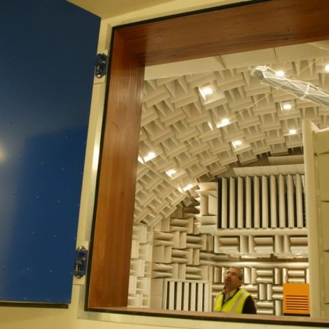 Fenster mit Blick in einen Freifeldraum, in dem sich ein Mitarbeiter befindet