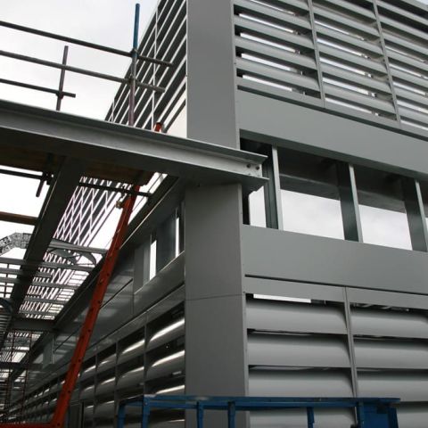 lueftungsgitter-schallschutz-lamellenwand-iac-acoustics.jpg