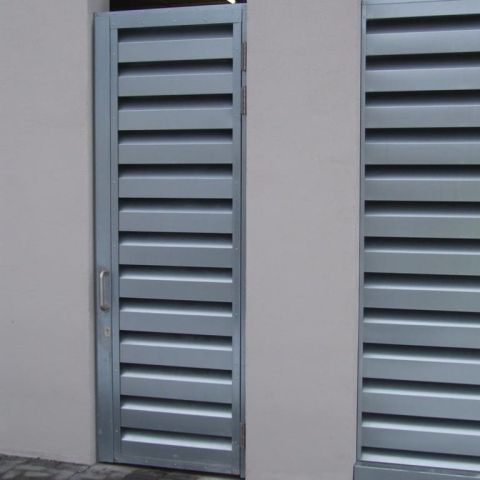Silberne Schallschutz-Lamellentür eines Parkhauses