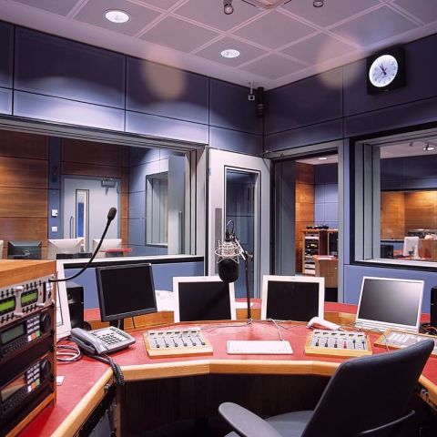 Schallgedämmtes Studio mit Schallschutzfenstern