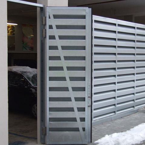 Offene Wetterschutzgitter-Lamellentür an einer Schallschutzfassade