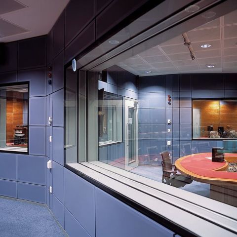 Wand mit schalldämmendem Fenster zwischen zwei Studios